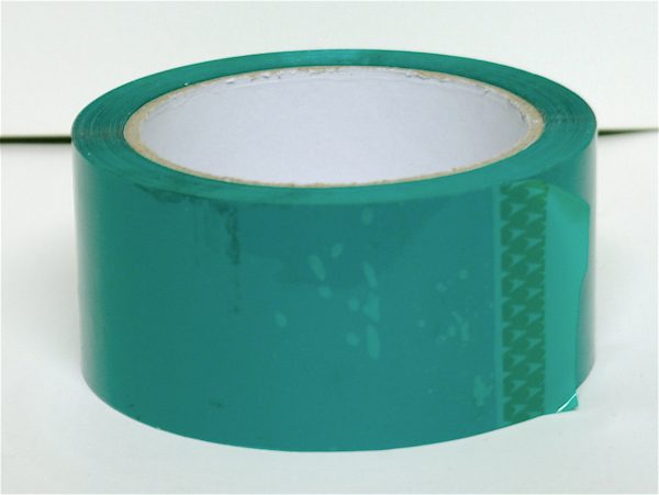 un rouleau adhésif pvc vert 50mm x 66m